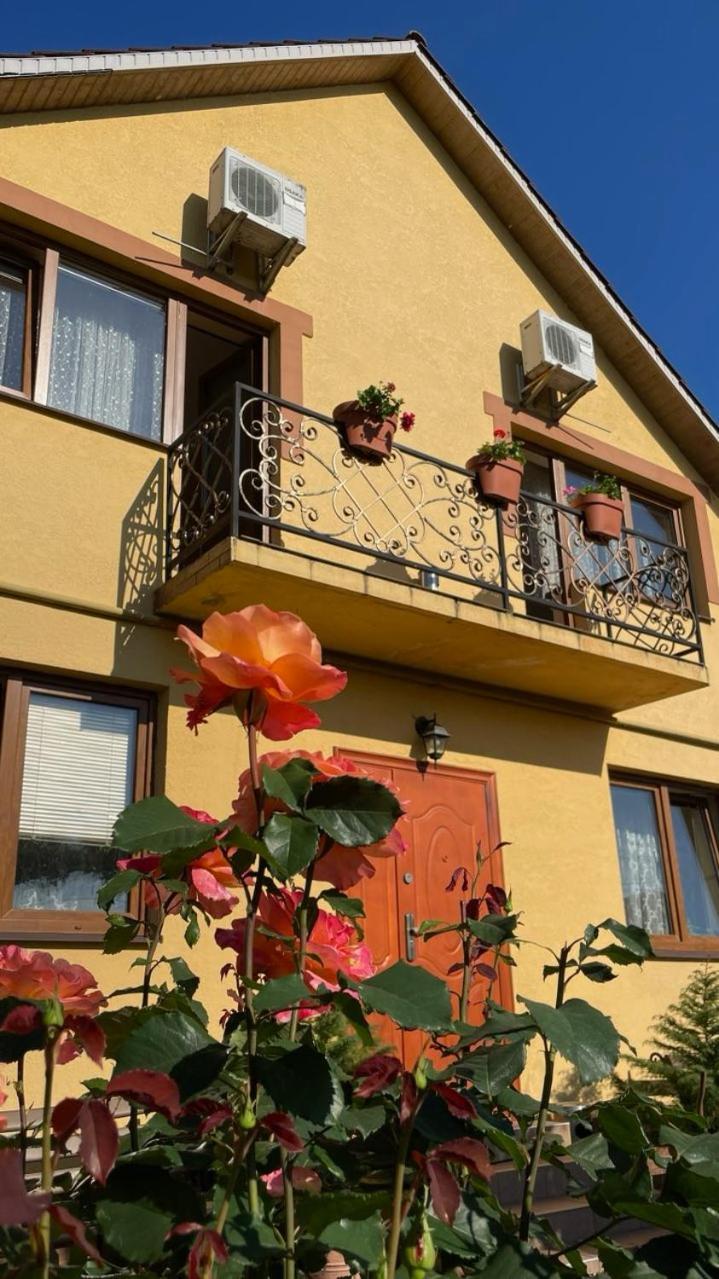 Квітковий Двір Golubinoye Eksteriør bilde